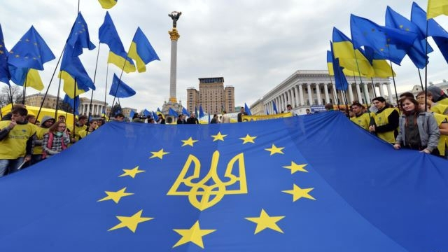 maciejczuk90's tweet photo. Dzisiaj można już powiedzieć, że Euromajdan 2013/2014 przegrał wszystko o co walczył. Korupcji nie udało się wykorzenić, NATO zamknęło swoje drzwi, a teraz odjeżdża im pociąg do Unii Europejskiej - zostali na peronie ze zdziwioną miną. Za to nie są sami - są z Banderą i z OUN-UPA. Banderowski rak prowadzi Ukrainę drogą somalizacji, a ta droga prowadzi do upadku. Wszystkiego dobrego i z Bogiem.