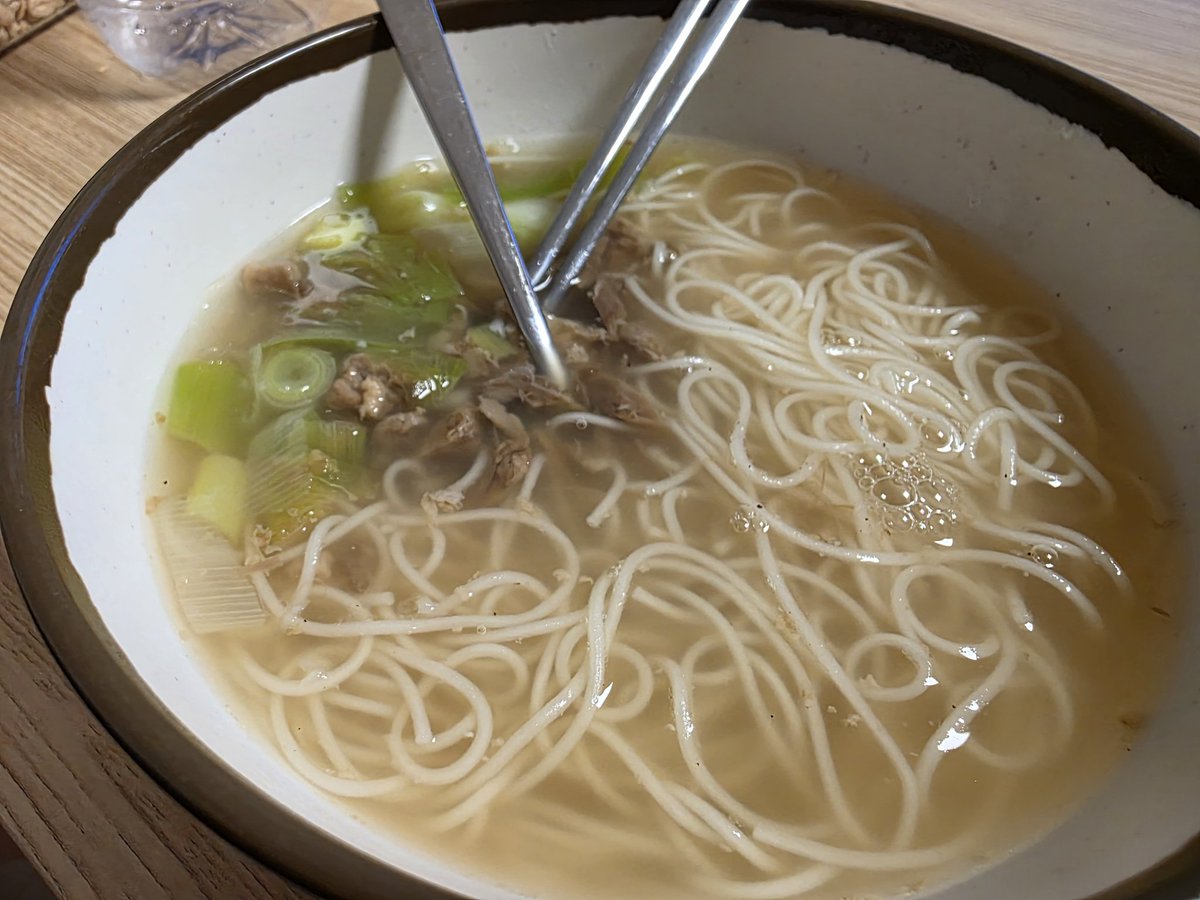 Angra777's tweet photo. 야근 후 야식은 갈비탕 국수 https://t.co/c0mccCuF0L