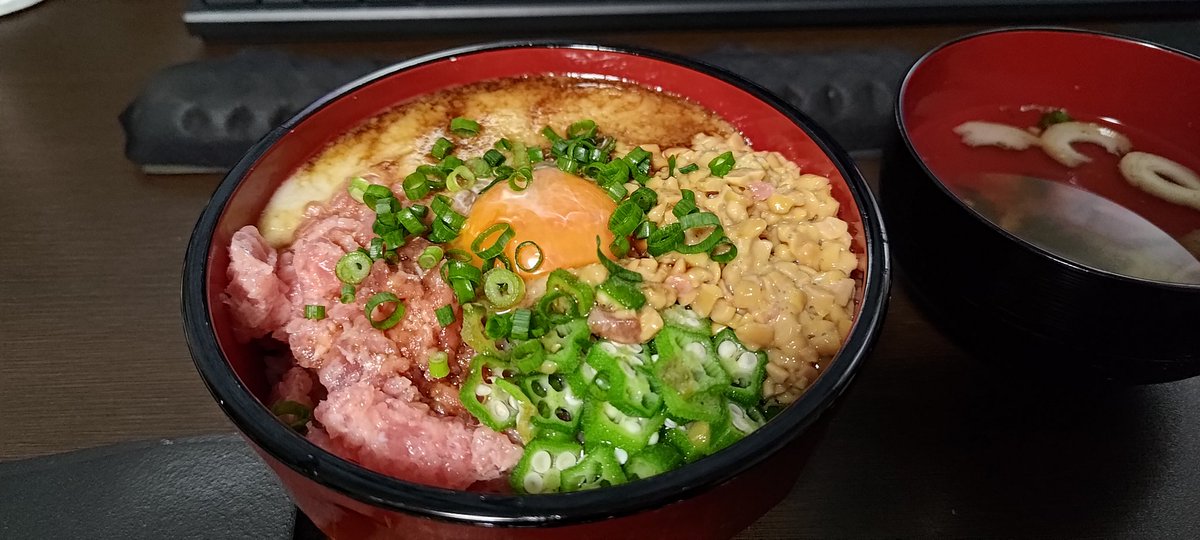 Gyuuto's tweet photo. 昨日の夜から、明日はネバネバ丼作るぞと思って予定通り作った タレのかけ方間違えてとろろが黒くなってしまった https://t.co/UWp74pNNZb