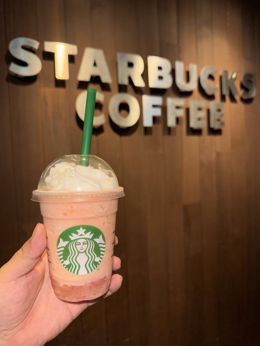 love_Chance_'s tweet photo. スタバの新作フラペチーノ🍑 https://t.co/8kUMZRfeoj