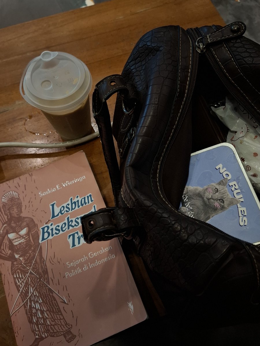 __berderma's tweet photo. teman-teman yang mau tarot reading session, masih ada slot untuk hari ini yaaa! 😼⭐️ kemungkinan buka lebih malam karena energinya lagi banyak 🙌🏻🐾 https://t.co/1zWTUgDhPm