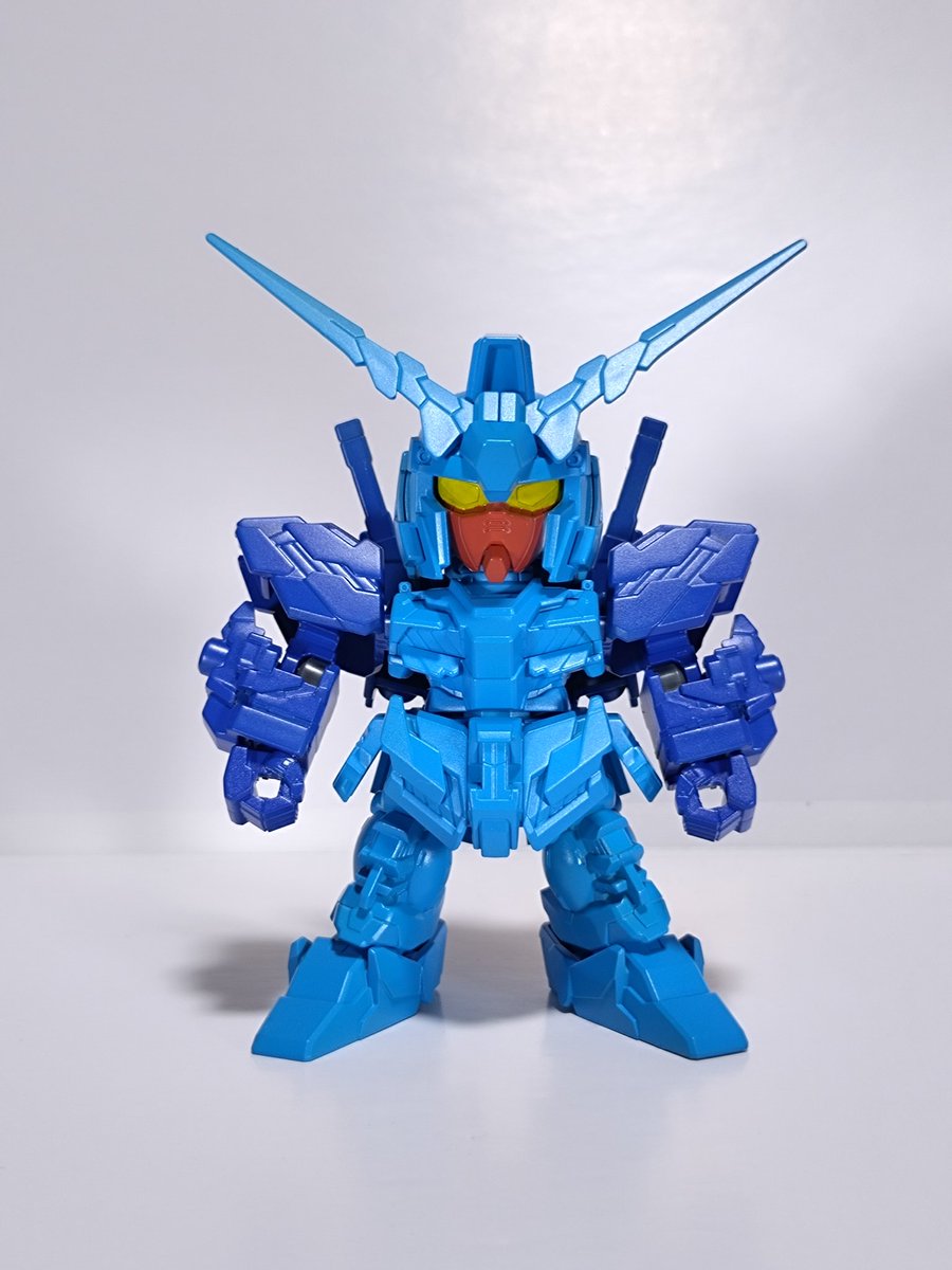 hat_on_slows's tweet photo. ンカ月ぶりの完成作品、
ユニコーンガンダムフィズル
色変えのみ、モチーフにしたのは日本未発売のトランスフォーマー、スパーカボットの“フィズル”
気になったけど入手はまず無理なので似たものを作った訳です!
あとシンプルなカラーパターンの塗装を試したかった
#ガンプラ #SDEX https://t.co/9MjLJI6Fxb