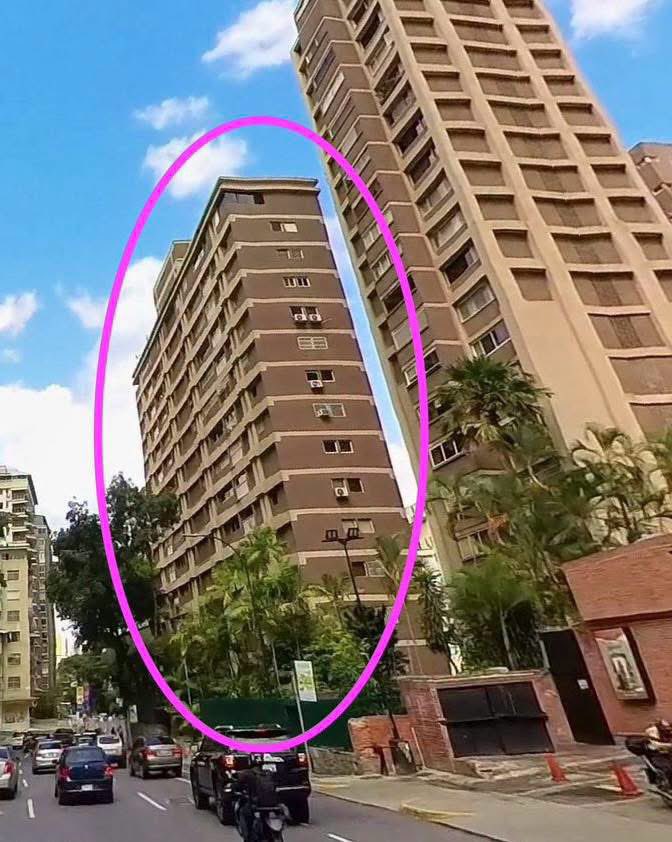 ShirleyVarnagy's tweet photo. "En el edificio Petunia vivían alrededor de unos 80 a 100 vecinos, y hasta el momento hemos logrado rescatar con vida a 16 personas de esa estructura"; así lo dijo Gustavo Duque (@duquegustavoS), alcalde de Chacao, en #ShirleyRadio. https://t.co/U2pyhfYWMT