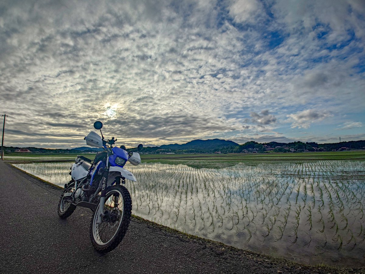 雲と水面。 同じものなのに天地で向かい合う。 どちらも見えない道を