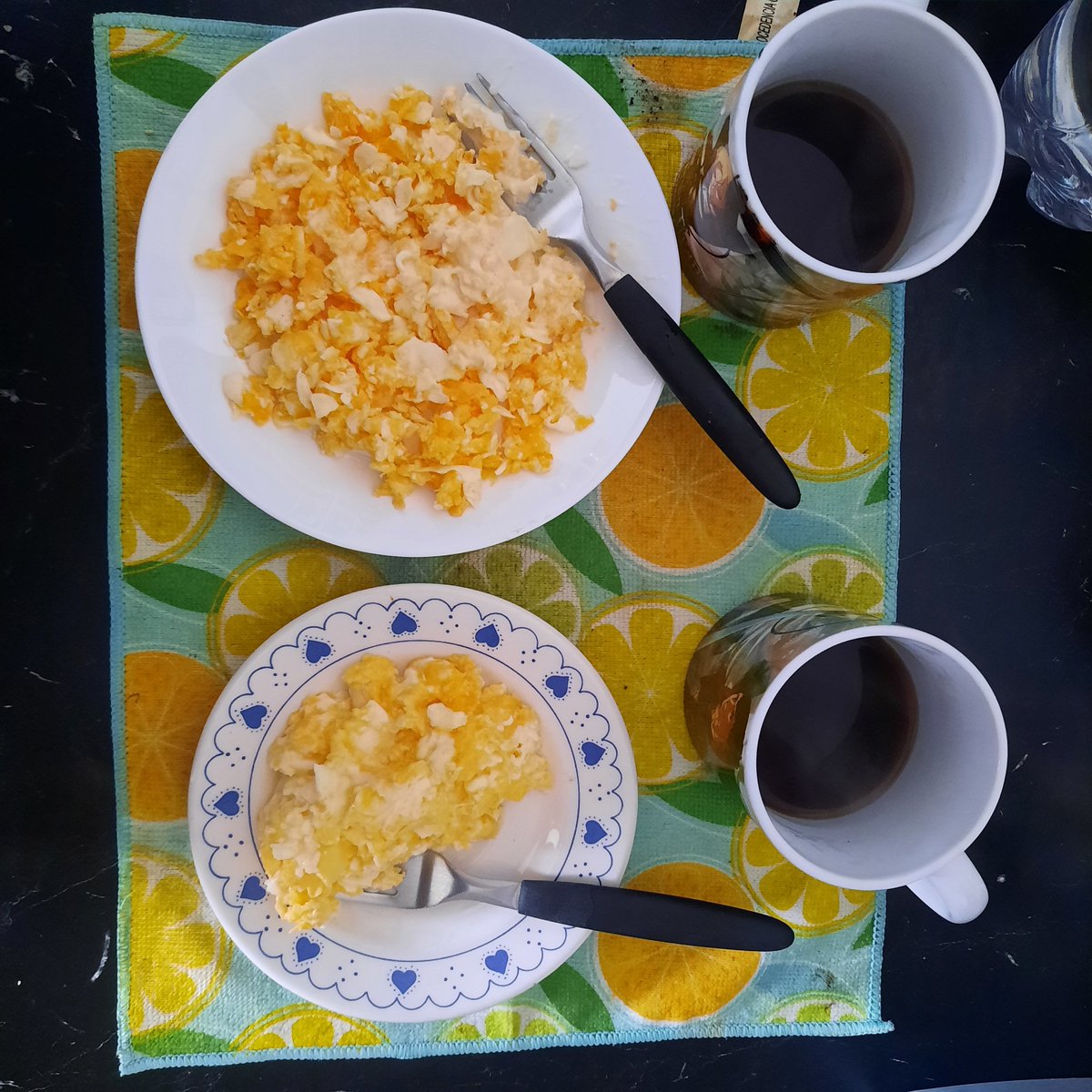 656055_'s tweet photo. VOLTAMOS COM A ROTINA!!! 
CAFÉ DAS VENCEÃS!! 
hj tive companhia do meu namo 😋
🍳Ovos mexidos 
☕️Café sem açúcar 
🥄Meia colher de requeijão 

O prato maior é meu pq tem mais ovo 🤧 https://t.co/BMhDGU8nnt