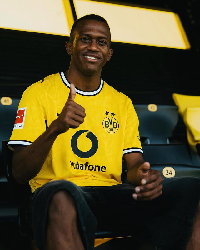SamoTwitt09's tweet photo. Justin #Lerma ist jetzt offiziell beim #BVB angekommen.
Nach allem, was man gesehen und gehört hat, werden wir mit ihm ein Supertalent bekommen und können seine Präsenz nutzen, um unsere Vermarktung in Südamerika zu verbessern.
Er wird uns sicher verzaubern.
Ich bin hyped! https://t.co/RrTXHFiDA7