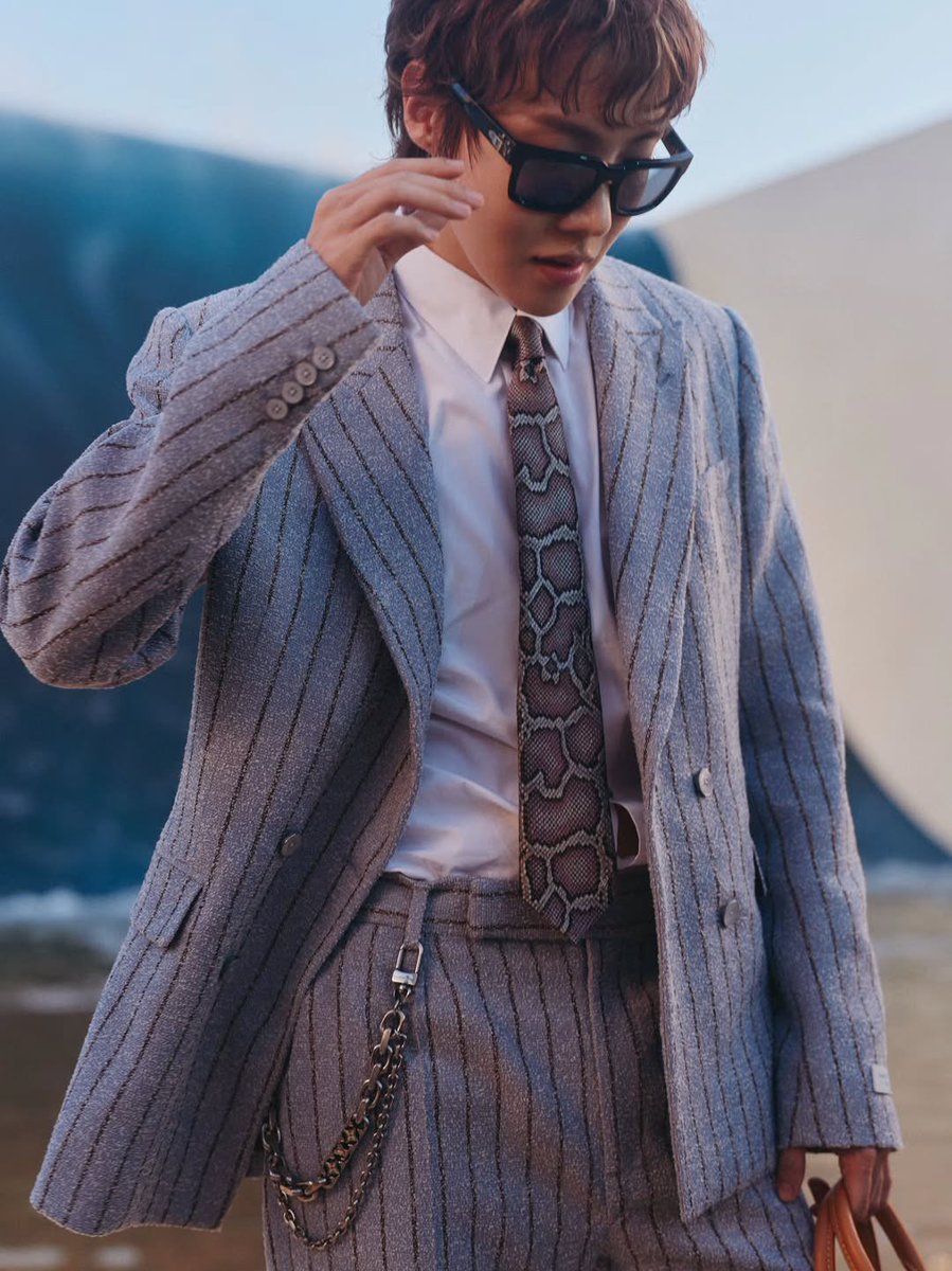 _BTSMoments's tweet photo. [📸 Instagram Post — #Jhope] (1/3)

🐿 @/louisvuitton

(https://t.co/cW3vp5Oby0) https://t.co/ZVISojrR5P