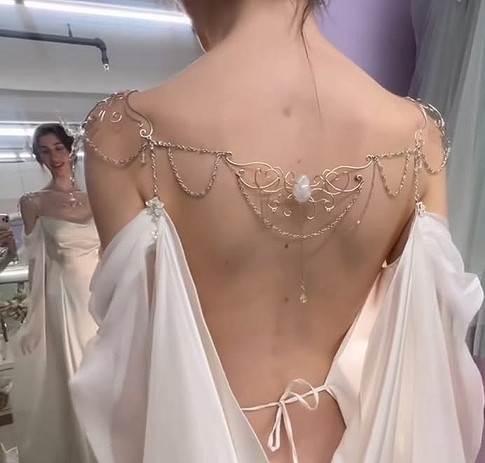 bottari_asset's tweet photo. 여러분! 이런 악세사리를 바디 체인 (Body chain) 이라고 하는데요. 
캐릭터 그릴때 포인트로 사용해주면 너무 예쁠 것 같아요.
여러분 자캐나 최애한테 꼭 입혀주세요~!☺️

📍다양한 바디 체인 자료 - 드로잉 레퍼런스 https://t.co/CHxUiw4gKw