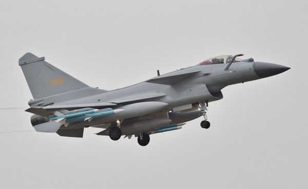 InfosMinutesFR's tweet photo. 🇨🇳 🇩🇿 : La Chine négocie avec l’Algérie la vente de 40 chasseurs J-10CE ainsi que de 3 à 4 avions d’alerte précoce et de commandement (AWACS) KJ-500. Client historique de la Russie, l’Algérie diversifie ses achats en s’appuyant sur la technologie chinoise. 

Ces acquisitions potentielles renforceraient massivement la flotte algérienne, composée de MiG-29, Su-30, Su-34, Su-35 et du chasseur furtif Su-57. L’Algérie veut accentuer sa dissuasion sur le pourtour méditerranéen. #Algerie #Chine