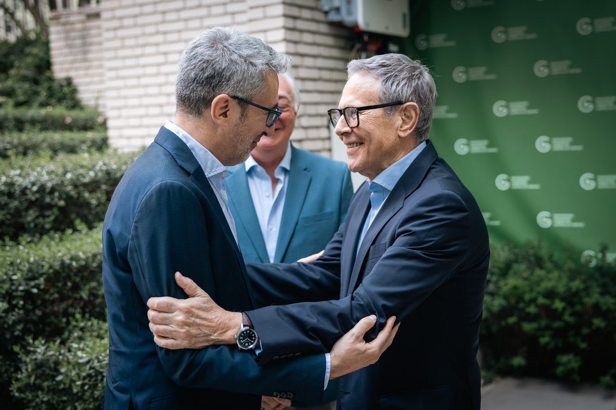 ArcadiSD's tweet photo. Hoy hemos firmado un convenio con la Asociación Española Contra el Cáncer (@ContraCancerEs) y Loterías para seguir apoyando a quienes más lo necesitan.

Solo el año pasado, la AECC atendió a más de 10.000 personas y, desde 2018, cerca de 8 millones se han beneficiado de los programas sociales de Loterías.

Nuestro compromiso es seguir a su lado, apoyando una labor tan necesaria como el acompañamiento a los pacientes, el apoyo a sus familias y el impulso a la investigación oncológica.