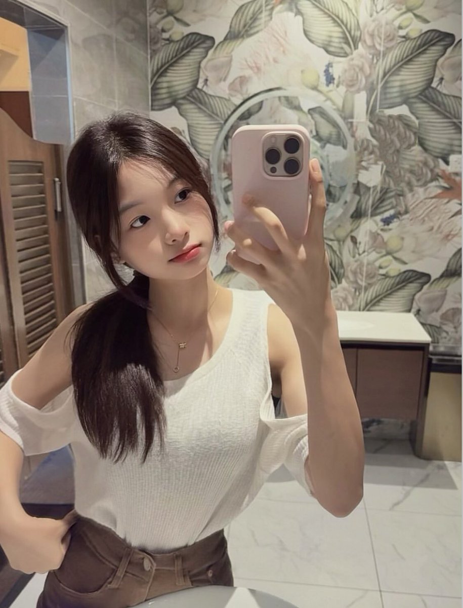 caRRhaya's tweet photo. 好无聊 有男生嘛 https://t.co/ti1lv8IBUl
