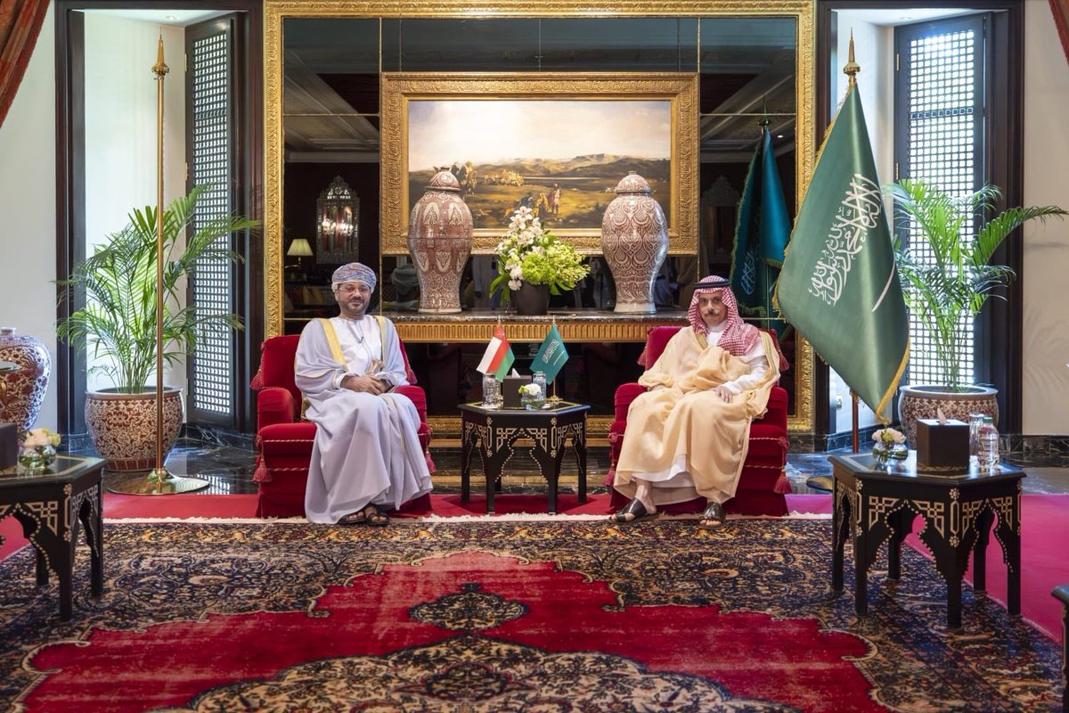 وزير الخارجية السعودي والعماني يؤكدان على تعزيز العلاقات الخليجية
