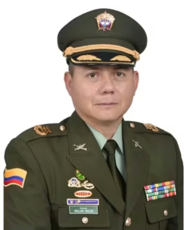 Jovanni96597580's tweet photo. LO CIERTO ES QUE PETRO CONGELO LA SEGURIDAD DEL PAIS

LOS GENERALES DEL EJÉRCITO Y LA POLICÍA QUE ESTAN ACTUALMENTE SON LOS ARRODILLADOS Y VENDIDOS AL SERVICIO DE PETRO 

QUE NO NOS CREAN TAN PENDEJOS

NO SE OLVIDEN DE PAPA PITUFO COMANDANTE DE LA POLICIA https://t.co/mifFWjnY4A