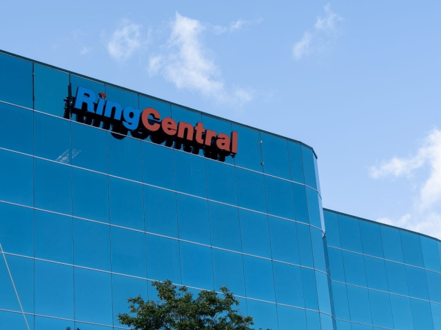 radavis3's tweet photo. At #CCWVegas, RingCentral announced new updates to RingCX that bring autonomous AI agents, intelligent handoffs, and workflow automation to the contact center, so teams can achieve true end-to-end resolution with AI. More on what this means for the... https://t.co/BxtshGcnyG https://t.co/HxCB8RJ4nv