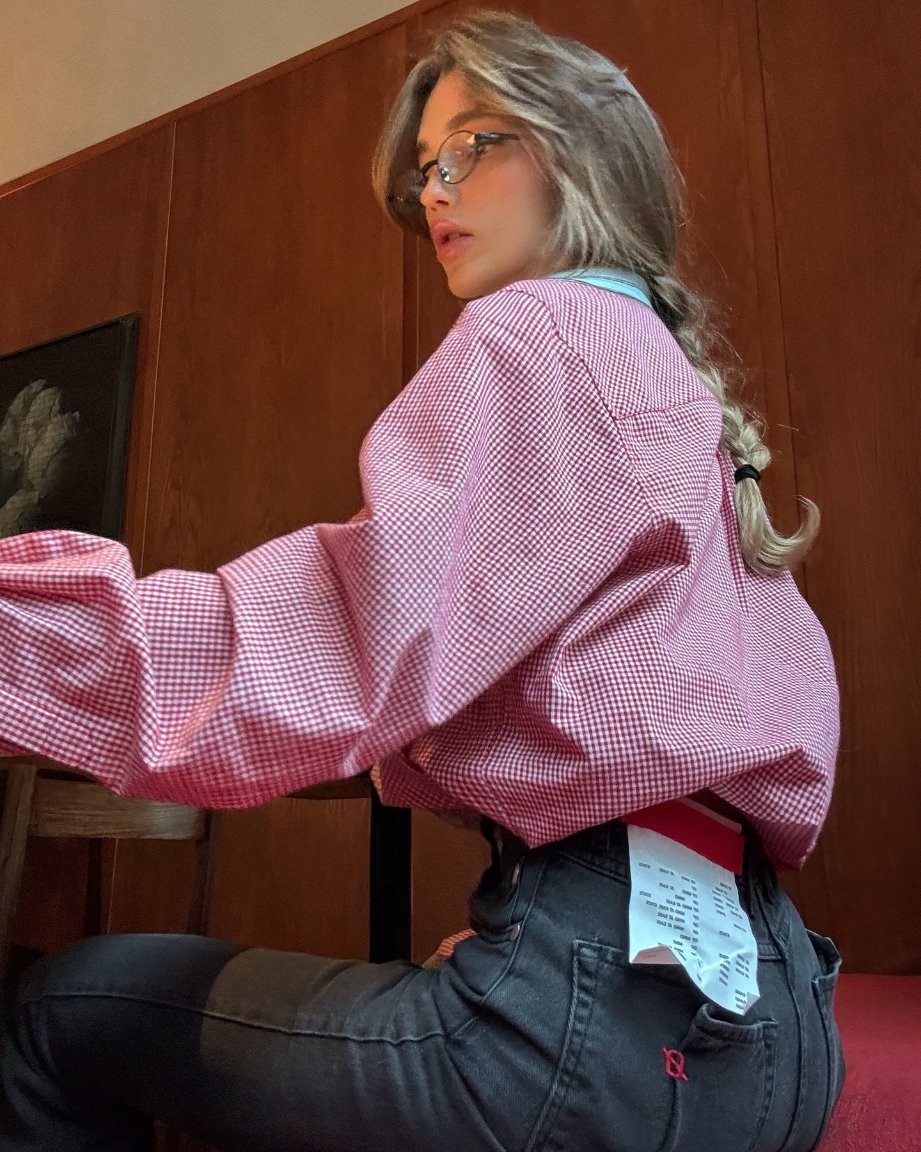 Anas9Free's tweet photo. Looking back at this very moment, I suddenly realize:
I have actually been striving to simply be a "human being" all along.
There are moments when you have emotions, feel tired, and want to be treated gently.
This photo holds all the complexities of my recent life—the plaid shirt, the loose hair, that receipt that shouldn't have been in the frame—they are all parts of myself I didn't have time to tidy up. I love coffee and finding joy in life's little pleasures, just as I seek freedom in the world of crypto.
But the truest version of me is the one willing to share these imperfect sides. If you relate to this feeling, feel free to reply