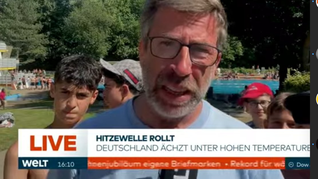 LisaB36449's tweet photo. Für Flasche Wasser anstehen dauert angeblich 
30 Minuten

30 Minuten in der prallen Sonne !! 

Mit Mikrofon in der HAND ist man übrigens
vor Sonne geschützt 

#UntermenschenVonWELT 

Ich dumme ReporterSAU könnte auch im Schatten stehen- aber dann wäre ich keine DUMME REPORTERSAU https://t.co/9bsiamylqo