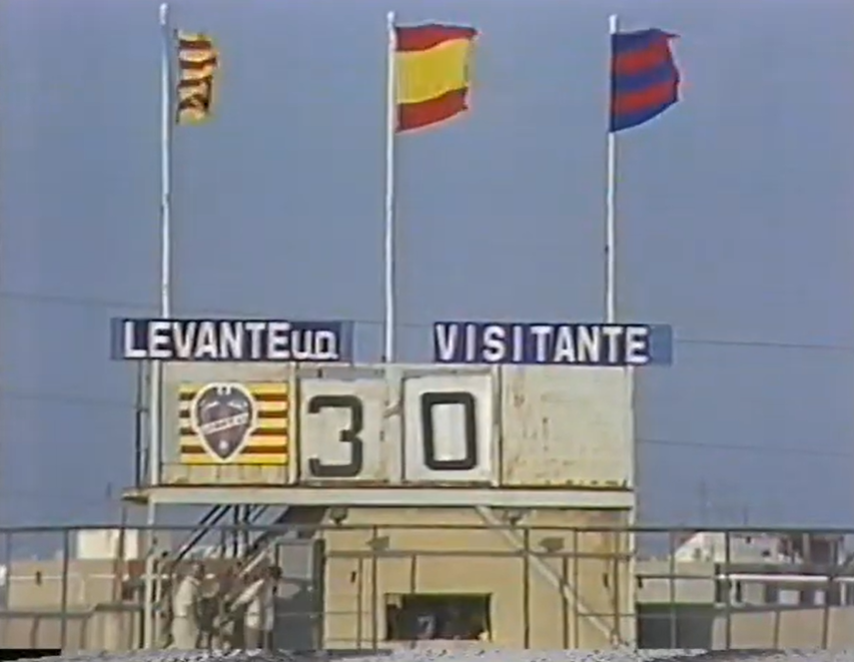 LUDhistoria's tweet photo. Buenas tardes 🐸🐸 
⚽📟 Antes de videomarcadores, pantallas LED y repeticiones instantáneas, estaba él.
🏟️ El viejo marcador del Ciutat, vigilando los partidos  y anunciando los goles con sencillez.
💙❤️ Un marcador que conformaba el paisaje de los domingos #LUDhistoria https://t.co/mPZS8fZcZC