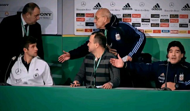 atmawiratna_'s tweet photo. "Tidak normal bagiku duduk di konferensi pers dengan ball boy di sampingku. Aku tidak akan memulai konferensi pers sampai anak itu pergi."

Penghinaan terbesar di dunia sepakbola dari legenda Argentina Diego Maradona kepada Wonder Kid asal Jerman Thomas Müller.

Tahun 2010, dunia sepak bola masih mengenal Diego Maradona sebagai legenda terbesar Argentina. Di sisi lain, Thomas Müller hanyalah pemain muda berusia 20 tahun yang baru mulai menembus tim utama Jerman.

Saat konferensi pers menjelang laga persahabatan Jerman vs Argentina, Maradona melihat Müller duduk di samping pelatih Jerman.

la tidak mengenali siapa pemain muda tersebut dan menolak memulai konferensi pers bahkan Maradona menyebut Müller hanyalah seorang ball boy atau pemungut bola.

Peristiwa itu langsung menuai kontroversi. Banyak yang menilai Maradona meremehkan pemain muda Jerman dan berita itu menyebar ke seluruh dunia.

Nama Müller yang dikenal di tahun itu sebagai wonder kid pun tercoreng dengan insiden memalukan tersebut.

Empat bulan kemudian, takdir mempertemukan mereka kembali di perempat final Piala Dunia 2010. Kali ini bukan di ruang konferensi pers, melainkan di lapangan.

Jerman menghancurkan Argentina yang dilatih Maradona dengan skor telak 4-0. Ironisnya, Müller menjadi pemain yang membuka pesta gol Jerman.

Setelah pertandingan, media langsung mengaitkan kemenangan itu dengan insiden sebelumnya.

Müller pun melontarkan sindiran yang terkenal: "Saya rasa sekarang dia tidak menganggap saya ball boy lagi."

Kalimat itu menjadi simbol pembalasan elegan seorang pemain muda yang sebelumnya dianggap tidak penting oleh salah satu tokoh terbesar dalam sejarah sepak bola.

Sejak saat itu, kisah "ball boy vs Maradona" sering dikenang sebagai pelajaran bahwa dalam sepak bola, meremehkan lawan terutama pemain muda bisa berujung menjadi bumerang yang sangat memalukan. 

Mengenai kisah mereka, silakan berikan pendapat kalian dikolom komentar.