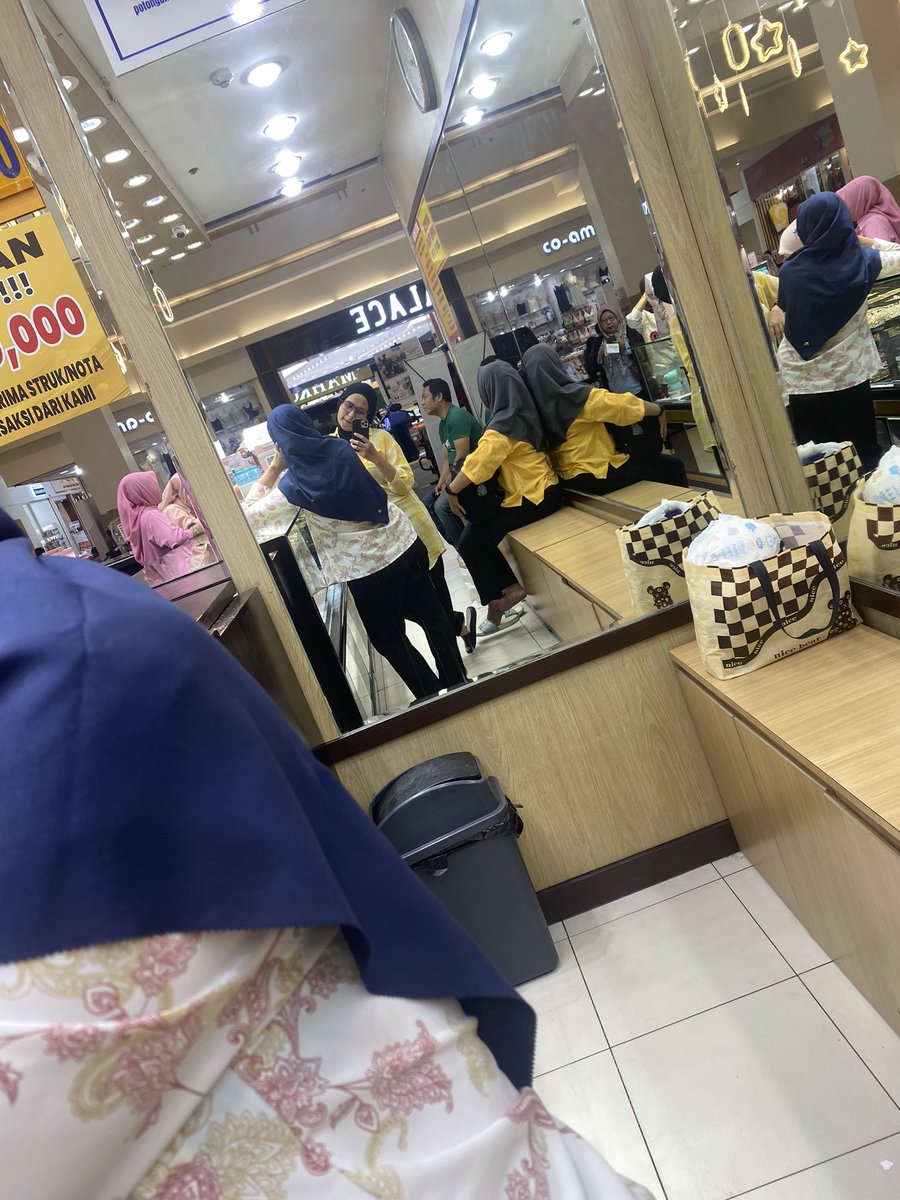 dwikartikkaaaa's tweet photo. 10 Muharam 
Disarankan untuk bapak2 membelikan emas untuk para istrinya ,
Blm bisa beli ya nganter temen beli emas,
Nggak nganter ya lihat2 emas dulu  🤪 https://t.co/kqkru406Wu