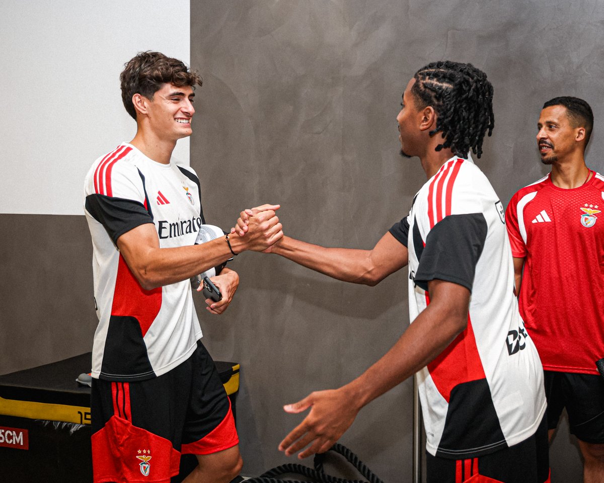 SLBenfica's tweet photo. 🤝 https://t.co/ODUzBlWkMQ