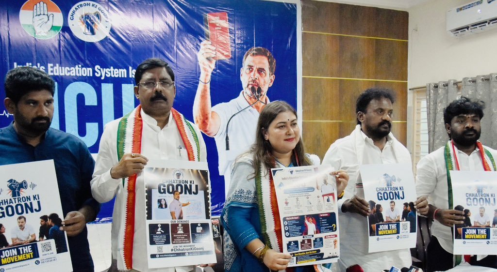 HakimSaifyINC's tweet photo. #ChhatronKiGoonj के महत्वपूर्ण मुद्दे को लेकर आज @INCIndia  की राष्ट्रीय प्रवक्ता Dr. @NayakRagini  जी ने विजयवाड़ा में प्रेस कॉन्फ्रेंस को संबोधित किया।

छात्रों के अधिकार, निष्पक्ष परीक्षाओं और युवाओं के भविष्य से जुड़े सवालों को मजबूती से उठाया गया। ✊📚

"तलवारों की धारों पर इतिहास हमेशा बनता है, जिस ओर जवानी चलती है उस ओर ज़माना चलता है"

जब पेपर लीक होता है, जब परीक्षाएँ रद्द होती हैं, तब करोड़ों छात्रों और उनके परिवारों पर क्या बीतती है, यह समझने के लिए 56 इंच का सीना नहीं, संवेदनशील दिल चाहिए।"

#ChhatraJodo