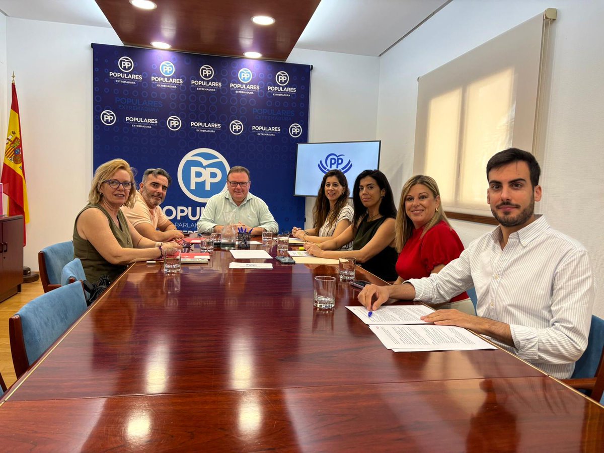 UGTExtremadura's tweet photo. Los #Presupuestos2026 deben poner a la clase trabajadora en el centro. 🤝
#UGTExtremadura traslada propuestas a @GPSocialistaExt, @Unidasporext y @GPPopularExt:
📌 Empleo
🏠 Vivienda asequible
🏗️ Vivienda social
🏭 Industria
🤝 Diálogo social
🏥 Servicios públicos
Comparte. ✊ https://t.co/DyUNuqTxDo