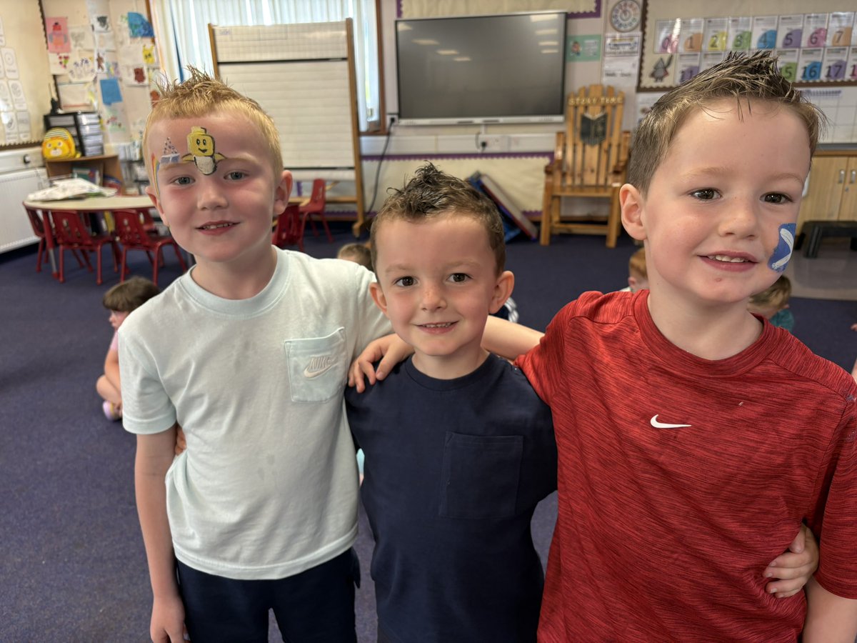 MissKerrAPPS's tweet photo. Primary 1 were looking great after getting their hair done and face paints! https://t.co/4wEhA7ZSfw