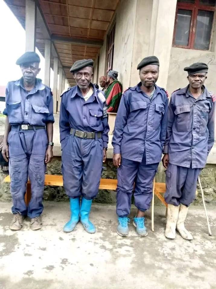 Angazia__'s tweet photo. police nationale congolaise under #Tshilombo regime😅😅, foolish congolese manipulated by the most selfish president still want him to change to change the constitution, luckily je suis #kivusienne💃💃 https://t.co/3GdteZEbbc