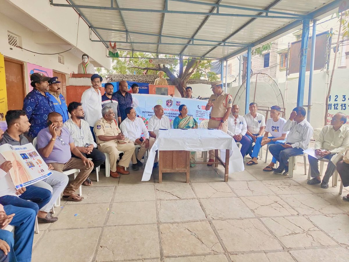 Skshareeef's tweet photo. Anti drug awareness programme conducted by Sub inspector of Lake police station Prashant Reddy garu and Sub inspector Sathish garu at Ms Maqtha community hall Khairatabad.
@TelanganaDGP @sholakepolice
@TelanganaCOPs https://t.co/vq9j9sKOAL