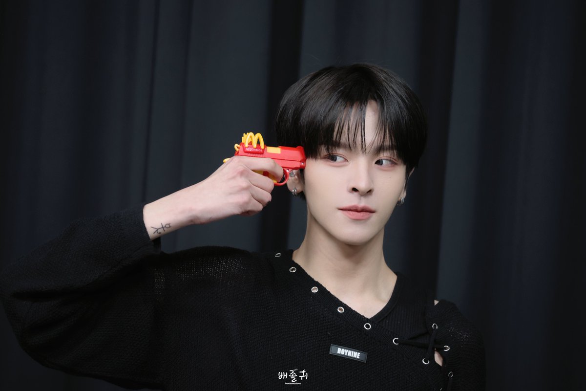 iamdoublethree's tweet photo. 𝟮𝟲𝟬𝟲𝟬𝟲

#로렌스  #엔싸인  #LAURENCE #ロレンス #方毅家 
#nSSign #エンサイン https://t.co/IEvhmspauC