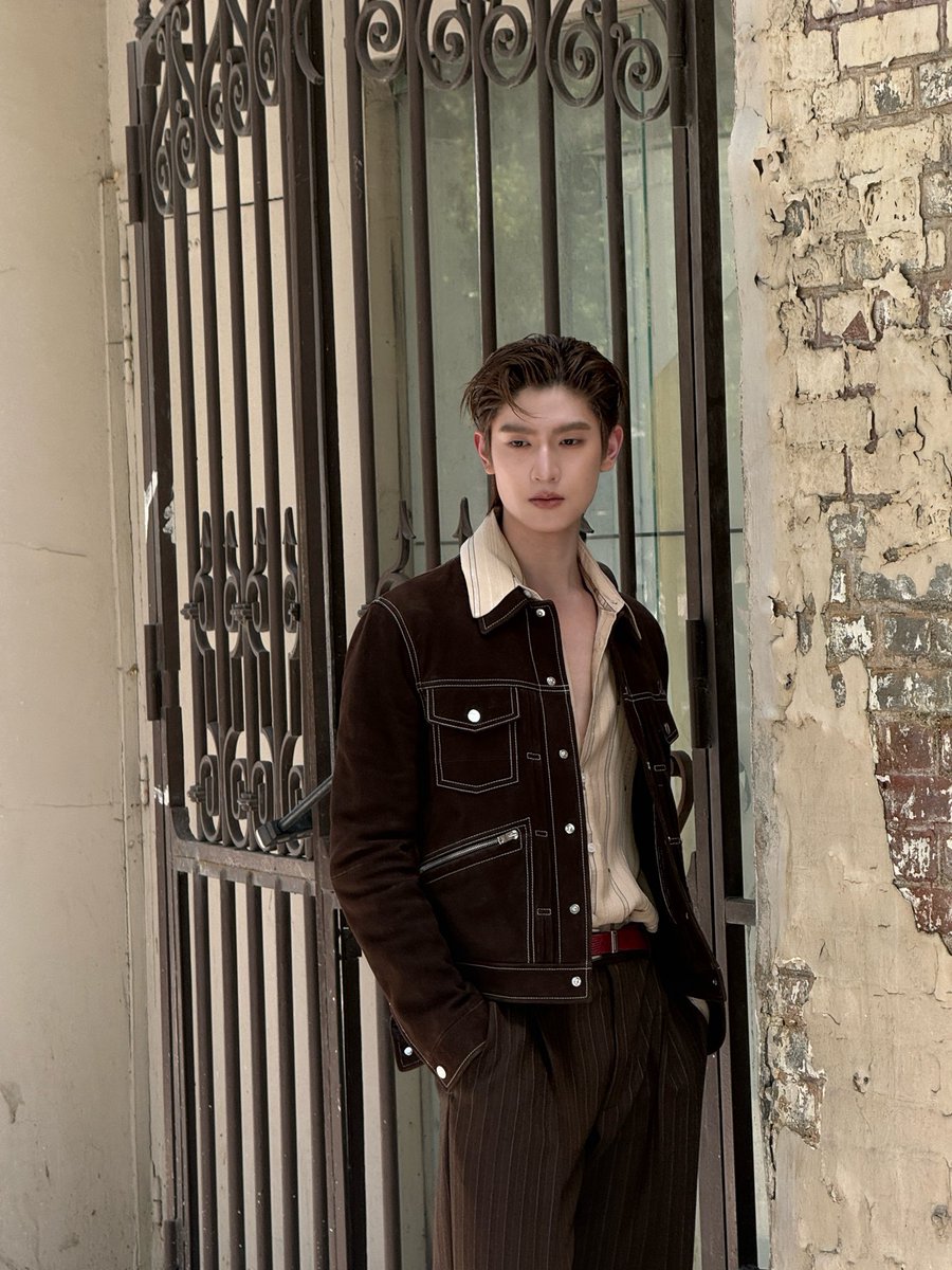 gemsttt's tweet photo. 📰สำนักข่าวชาวปู๊นรายงานพิเศษ 🇫🇷

TMK X AMIRI SS27
#AMIRISS27xThomasKong

กลับมาเรียกเสียงฮือฮาจากแฟนๆ และสายแฟชั่นอีกครั้งเมื่อ #tthomastc (@tthomastc) และ #kongjiro (@kongjiro_) ปรากฏตัวในงาน AMIRI Spring-Summer 2027 Menswear Collection หนึ่งในโชว์ที่ได้รับความสนใจอย่างมากของ Paris Fashion Week ณ กรุงปารีส ประเทศฝรั่งเศส โดยการปรากฏตัวของทั้งคู่ครั้งนี้สามารถดึงดูดทุกสายตาเป็นอย่างมากด้วยการนำเสนอลุคที่แตกต่างแต่ส่งเสริมกันอย่างลงตัว สะท้อนจิตวิญญาณของคอลเลกชันที่ผสมผสานความหรูหรา ความร่วมสมัย และกลิ่นอายวินเทจแบบอเมริกันได้อย่างมีเสน่ห์ กลายเป็นอีกหนึ่งไฮไลต์ที่แฟนแฟชั่นและผู้ติดตามต่างจับตามอง

โดย ก้อง มาในลุคแจ็กเก็ตหนังสีฟ้าอ่อนปักลวดลายสไตล์เวสเทิร์น จับคู่กับเสื้อเชิ้ตลายทางโทนส้มและกางเกงยีนส์เสริมเสน่ห์ด้วยรองเท้าบู๊ตที่ให้ความรู้สึกสนุก สดใส และมีความเป็น Summer อย่างชัดเจน

ขณะที่ โทมัส มาในลุคโทนน้ำตาลเข้มสุดเนี้ยบด้วยแจ็กเก็ตหนังสีน้ำตาลช็อกโกแลตดีเทลตะเข็บตัดสี แมตช์กับเสื้อเชิ้ตสีครีมเปิดช่วงคอและกางเกงทรงลายทาง เพิ่มความสง่างามและความเท่แบบคลาสสิกที่ดูเรียบง่ายแต่ทรงพลัง ส่งให้ทั้งสองลุคมีความแตกต่างแต่กลับเสริมกันได้อย่างสมบูรณ์แบบ สะท้อนภาพลักษณ์ของ AMIRI SS27 ที่นำเสนอความร่วมสมัยผ่านงานตัดเย็บอันประณีตและรายละเอียดที่โดดเด่น 

พร้อมกันนี้ขอขอบคุณ AMIRI ที่มอบโอกาสและเชิญ โทมัสก้อง เข้าร่วมเป็นส่วนหนึ่งของโชว์คอลเลกชัน Spring-Summer 2027 ในครั้งนี้ซึ่งถือเป็นอีกหนึ่งโมเมนต์สำคัญที่สร้างความภาคภูมิใจให้กับแฟน ๆ ที่ติดตามทั้งคู่

#AMIRI
#PARISFASHIONWEEK