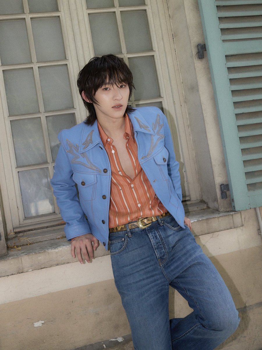 gemsttt's tweet photo. 📰สำนักข่าวชาวปู๊นรายงานพิเศษ 🇫🇷

TMK X AMIRI SS27
#AMIRISS27xThomasKong

กลับมาเรียกเสียงฮือฮาจากแฟนๆ และสายแฟชั่นอีกครั้งเมื่อ #tthomastc (@tthomastc) และ #kongjiro (@kongjiro_) ปรากฏตัวในงาน AMIRI Spring-Summer 2027 Menswear Collection หนึ่งในโชว์ที่ได้รับความสนใจอย่างมากของ Paris Fashion Week ณ กรุงปารีส ประเทศฝรั่งเศส โดยการปรากฏตัวของทั้งคู่ครั้งนี้สามารถดึงดูดทุกสายตาเป็นอย่างมากด้วยการนำเสนอลุคที่แตกต่างแต่ส่งเสริมกันอย่างลงตัว สะท้อนจิตวิญญาณของคอลเลกชันที่ผสมผสานความหรูหรา ความร่วมสมัย และกลิ่นอายวินเทจแบบอเมริกันได้อย่างมีเสน่ห์ กลายเป็นอีกหนึ่งไฮไลต์ที่แฟนแฟชั่นและผู้ติดตามต่างจับตามอง

โดย ก้อง มาในลุคแจ็กเก็ตหนังสีฟ้าอ่อนปักลวดลายสไตล์เวสเทิร์น จับคู่กับเสื้อเชิ้ตลายทางโทนส้มและกางเกงยีนส์เสริมเสน่ห์ด้วยรองเท้าบู๊ตที่ให้ความรู้สึกสนุก สดใส และมีความเป็น Summer อย่างชัดเจน

ขณะที่ โทมัส มาในลุคโทนน้ำตาลเข้มสุดเนี้ยบด้วยแจ็กเก็ตหนังสีน้ำตาลช็อกโกแลตดีเทลตะเข็บตัดสี แมตช์กับเสื้อเชิ้ตสีครีมเปิดช่วงคอและกางเกงทรงลายทาง เพิ่มความสง่างามและความเท่แบบคลาสสิกที่ดูเรียบง่ายแต่ทรงพลัง ส่งให้ทั้งสองลุคมีความแตกต่างแต่กลับเสริมกันได้อย่างสมบูรณ์แบบ สะท้อนภาพลักษณ์ของ AMIRI SS27 ที่นำเสนอความร่วมสมัยผ่านงานตัดเย็บอันประณีตและรายละเอียดที่โดดเด่น 

พร้อมกันนี้ขอขอบคุณ AMIRI ที่มอบโอกาสและเชิญ โทมัสก้อง เข้าร่วมเป็นส่วนหนึ่งของโชว์คอลเลกชัน Spring-Summer 2027 ในครั้งนี้ซึ่งถือเป็นอีกหนึ่งโมเมนต์สำคัญที่สร้างความภาคภูมิใจให้กับแฟน ๆ ที่ติดตามทั้งคู่

#AMIRI
#PARISFASHIONWEEK
