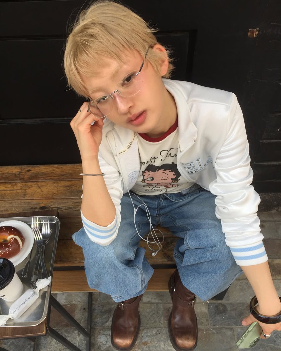 ChikaCTheNeckst's tweet photo. ジニとAdoraのインスタ雰囲気似てるね！
これはカムバックのスポなのか！？ https://t.co/3VmrqE4tRe