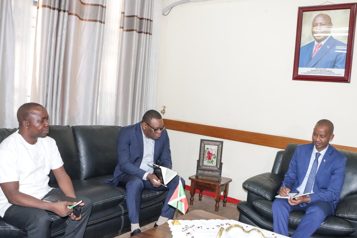 msp_burundi's tweet photo. Digitalisation de la chaîne d’approvisionnement en santé : avancées et perspectives.

Le Ministre de la Santé Publique @FideleDr a accordé une audience au Directeur Pays de l’ONG néerlandaise i+Solutions, Dr Alain Parfait Bimenyimana.

Les échanges ont porté sur l’état d’avancement du projet de digitalisation de la chaîne d’approvisionnement en produits de santé (eLMIS Medexis), désormais déployé dans l’ensemble des formations sanitaires publiques et confessionnelles du pays.

Les discussions ont également mis en lumière les besoins liés à l’accompagnement des utilisateurs pour assurer la pérennisation des acquis, à l’extension du système aux formations sanitaires privées, ainsi qu’au renforcement des équipements numériques et de la connectivité Internet, notamment à travers des solutions telles que Starlink. La question de l’interopérabilité du système avec les autres plateformes du secteur de la santé a également été abordée.

Le Ministre @FideleDr  a salué les progrès enregistrés et a apprécié l’excellente collaboration entre le Ministère, i+Solutions et l’Ambassade du Royaume des Pays-Bas au Burundi, partenaires clés dans la mise en œuvre de ces initiatives de transformation numérique du système de santé