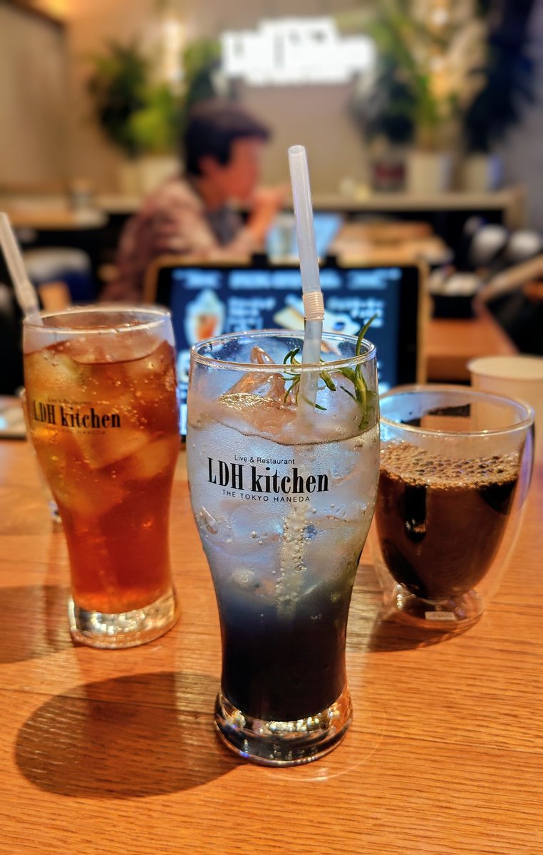 kumatangorou's tweet photo. 高嶋英輔さんのバースデーライブ🎂
1曲目が「Runway」で飛行機を見ながらこの曲を聴けたのは最高😆

新曲も楽しそうな感じで良かったし
素敵なライブでした😊
これで明日のサッカー⚽️も勝てるはず(笑)
#高嶋英輔 #石井裕 #川代祥治
#中村泰造 #只熊良介
#LDHkitchen https://t.co/lx6bmrAafk