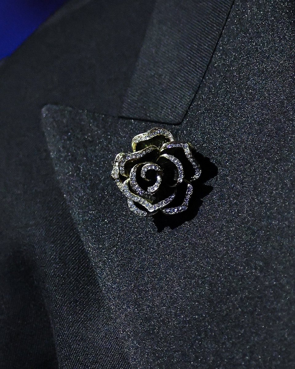 chicagobulls's tweet photo. Caleb Wilson wore a rose pin on his draft suit in honor of D-Rose 🥹🌹 https://t.co/Frv1OcQ1DI
