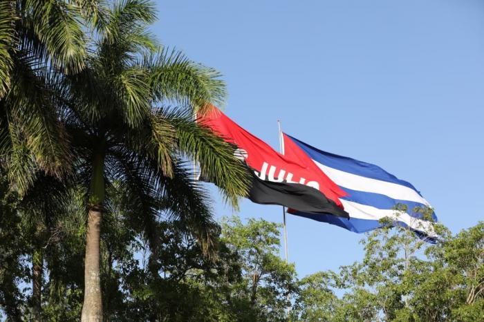 PasionXCuba2022's tweet photo. Con el sereno de los amaneceres despertó hoy un pueblo en el Complejo Escultórico Comandante Ernesto Che Guevara de Santa Clara, más de 2000 personas que aguardaban, en representación de toda #Cuba🇨🇺.

#PasiónXCuba #PorSiempreRamiro #HonorYGloria @centrofidel https://t.co/bG4CpEsZx2