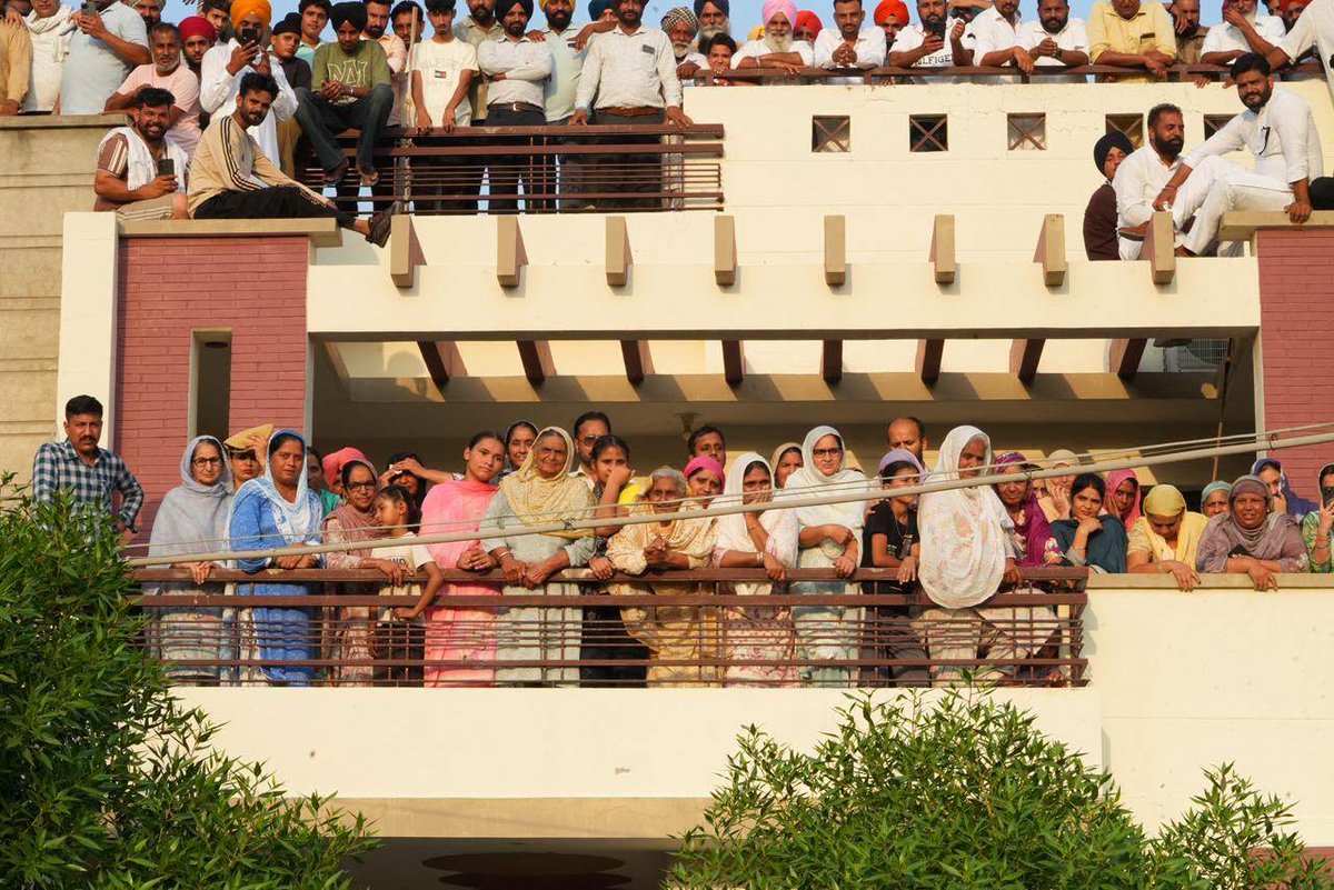 AAPPunjab's tweet photo. CM @BhagwantMann ਨੇ ਅੱਜ ਬਰਨਾਲਾ ਦੇ ਪਿੰਡ ਝਲੂਰ ਵਿਖੇ ਲੋਕ ਮਿਲਣੀ ਕੀਤੀ। ਇਸ ਲੋਕ ਮਿਲਣੀ ਵਿੱਚ ਲੋਕਾਂ ਦਾ ਭਾਰੀ ਇਕੱਠ ਉਨ੍ਹਾਂ ਦੇ CM ਮਾਨ ਪ੍ਰਤੀ ਪਿਆਰ ਦਾ ਸਬੂਤ ਹੈ। ਇਸ ਦੌਰਾਨ CM ਮਾਨ ਨੇ ਪਿੰਡ ਦੇ ਸਰਬਪੱਖੀ ਵਿਕਾਸ ਲਈ ਪਿੰਡ ਦੀ ਪੰਚਾਇਤ ਨੂੰ ₹51 ਲੱਖ ਦਾ ਚੈੱਕ ਵੀ ਭੇਟ ਕੀਤਾ। ਲੋਕਾਂ ਦੇ ਪ੍ਰਗਟਾਏ ਇਸ ਅਥਾਹ ਪਿਆਰ ਲਈ ਪਿੰਡ ਵਾਸੀਆਂ ਦਾ ਤਹਿ ਦਿਲੋਂ ਧੰਨਵਾਦ।