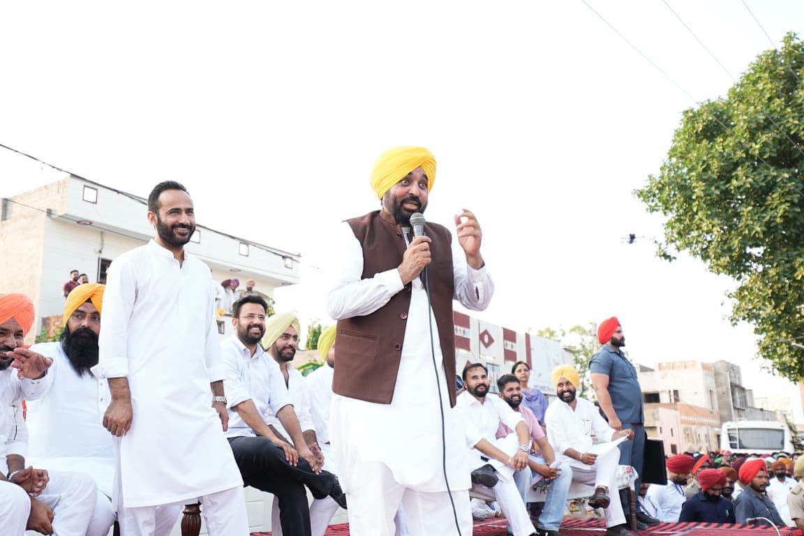 AAPPunjab's tweet photo. CM @BhagwantMann ਨੇ ਅੱਜ ਬਰਨਾਲਾ ਦੇ ਪਿੰਡ ਝਲੂਰ ਵਿਖੇ ਲੋਕ ਮਿਲਣੀ ਕੀਤੀ। ਇਸ ਲੋਕ ਮਿਲਣੀ ਵਿੱਚ ਲੋਕਾਂ ਦਾ ਭਾਰੀ ਇਕੱਠ ਉਨ੍ਹਾਂ ਦੇ CM ਮਾਨ ਪ੍ਰਤੀ ਪਿਆਰ ਦਾ ਸਬੂਤ ਹੈ। ਇਸ ਦੌਰਾਨ CM ਮਾਨ ਨੇ ਪਿੰਡ ਦੇ ਸਰਬਪੱਖੀ ਵਿਕਾਸ ਲਈ ਪਿੰਡ ਦੀ ਪੰਚਾਇਤ ਨੂੰ ₹51 ਲੱਖ ਦਾ ਚੈੱਕ ਵੀ ਭੇਟ ਕੀਤਾ। ਲੋਕਾਂ ਦੇ ਪ੍ਰਗਟਾਏ ਇਸ ਅਥਾਹ ਪਿਆਰ ਲਈ ਪਿੰਡ ਵਾਸੀਆਂ ਦਾ ਤਹਿ ਦਿਲੋਂ ਧੰਨਵਾਦ।