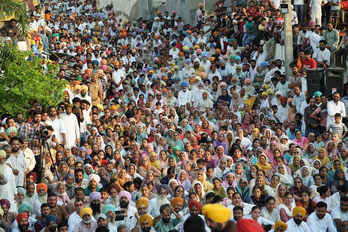 AAPPunjab's tweet photo. CM @BhagwantMann ਨੇ ਅੱਜ ਬਰਨਾਲਾ ਦੇ ਪਿੰਡ ਝਲੂਰ ਵਿਖੇ ਲੋਕ ਮਿਲਣੀ ਕੀਤੀ। ਇਸ ਲੋਕ ਮਿਲਣੀ ਵਿੱਚ ਲੋਕਾਂ ਦਾ ਭਾਰੀ ਇਕੱਠ ਉਨ੍ਹਾਂ ਦੇ CM ਮਾਨ ਪ੍ਰਤੀ ਪਿਆਰ ਦਾ ਸਬੂਤ ਹੈ। ਇਸ ਦੌਰਾਨ CM ਮਾਨ ਨੇ ਪਿੰਡ ਦੇ ਸਰਬਪੱਖੀ ਵਿਕਾਸ ਲਈ ਪਿੰਡ ਦੀ ਪੰਚਾਇਤ ਨੂੰ ₹51 ਲੱਖ ਦਾ ਚੈੱਕ ਵੀ ਭੇਟ ਕੀਤਾ। ਲੋਕਾਂ ਦੇ ਪ੍ਰਗਟਾਏ ਇਸ ਅਥਾਹ ਪਿਆਰ ਲਈ ਪਿੰਡ ਵਾਸੀਆਂ ਦਾ ਤਹਿ ਦਿਲੋਂ ਧੰਨਵਾਦ।