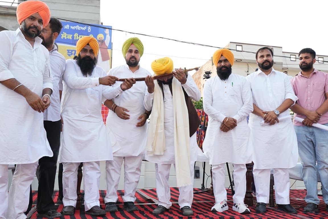 AAPPunjab's tweet photo. CM @BhagwantMann ਨੇ ਅੱਜ ਬਰਨਾਲਾ ਦੇ ਪਿੰਡ ਝਲੂਰ ਵਿਖੇ ਲੋਕ ਮਿਲਣੀ ਕੀਤੀ। ਇਸ ਲੋਕ ਮਿਲਣੀ ਵਿੱਚ ਲੋਕਾਂ ਦਾ ਭਾਰੀ ਇਕੱਠ ਉਨ੍ਹਾਂ ਦੇ CM ਮਾਨ ਪ੍ਰਤੀ ਪਿਆਰ ਦਾ ਸਬੂਤ ਹੈ। ਇਸ ਦੌਰਾਨ CM ਮਾਨ ਨੇ ਪਿੰਡ ਦੇ ਸਰਬਪੱਖੀ ਵਿਕਾਸ ਲਈ ਪਿੰਡ ਦੀ ਪੰਚਾਇਤ ਨੂੰ ₹51 ਲੱਖ ਦਾ ਚੈੱਕ ਵੀ ਭੇਟ ਕੀਤਾ। ਲੋਕਾਂ ਦੇ ਪ੍ਰਗਟਾਏ ਇਸ ਅਥਾਹ ਪਿਆਰ ਲਈ ਪਿੰਡ ਵਾਸੀਆਂ ਦਾ ਤਹਿ ਦਿਲੋਂ ਧੰਨਵਾਦ।