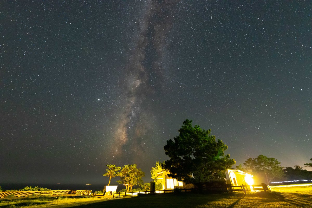 replyst's tweet photo. 天の川が海辺に垂れる夏の夜、灯りの滲む古い建屋が木々の影を大地に刻む。
宇宙の深さと人の温もりが、静かに溶け合っている。

#天の川 #夜空 #写真好きな人と繋がりたい https://t.co/LQsATRAtgy