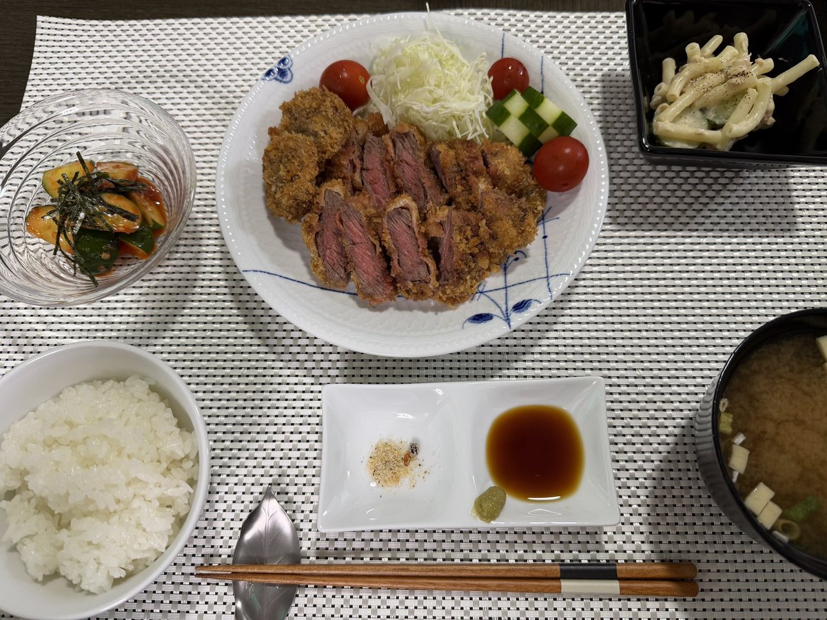 Anenell's tweet photo. いつの間にか近所のラーメン屋が潰れて牛カツ屋になっていた
見かけたら急に食べたくなったので今日は常陸牛で牛カツ作って貰ったぜ
美味しい！
#おうちごはん #晩ごはん https://t.co/Bxp9oLyX5k
