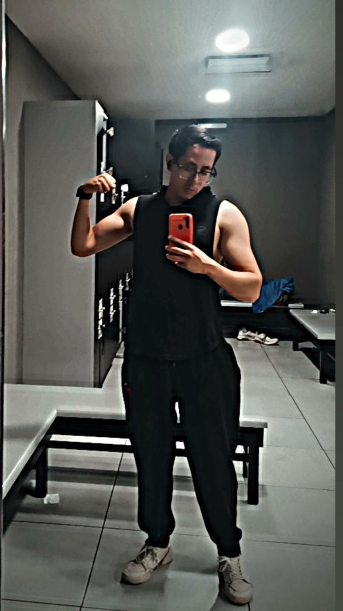 loonysebas's tweet photo. Creo que sí tuviera el tiempo de comer mejor ya habría tenido un fucking glow up https://t.co/Cryh3IZ0wf