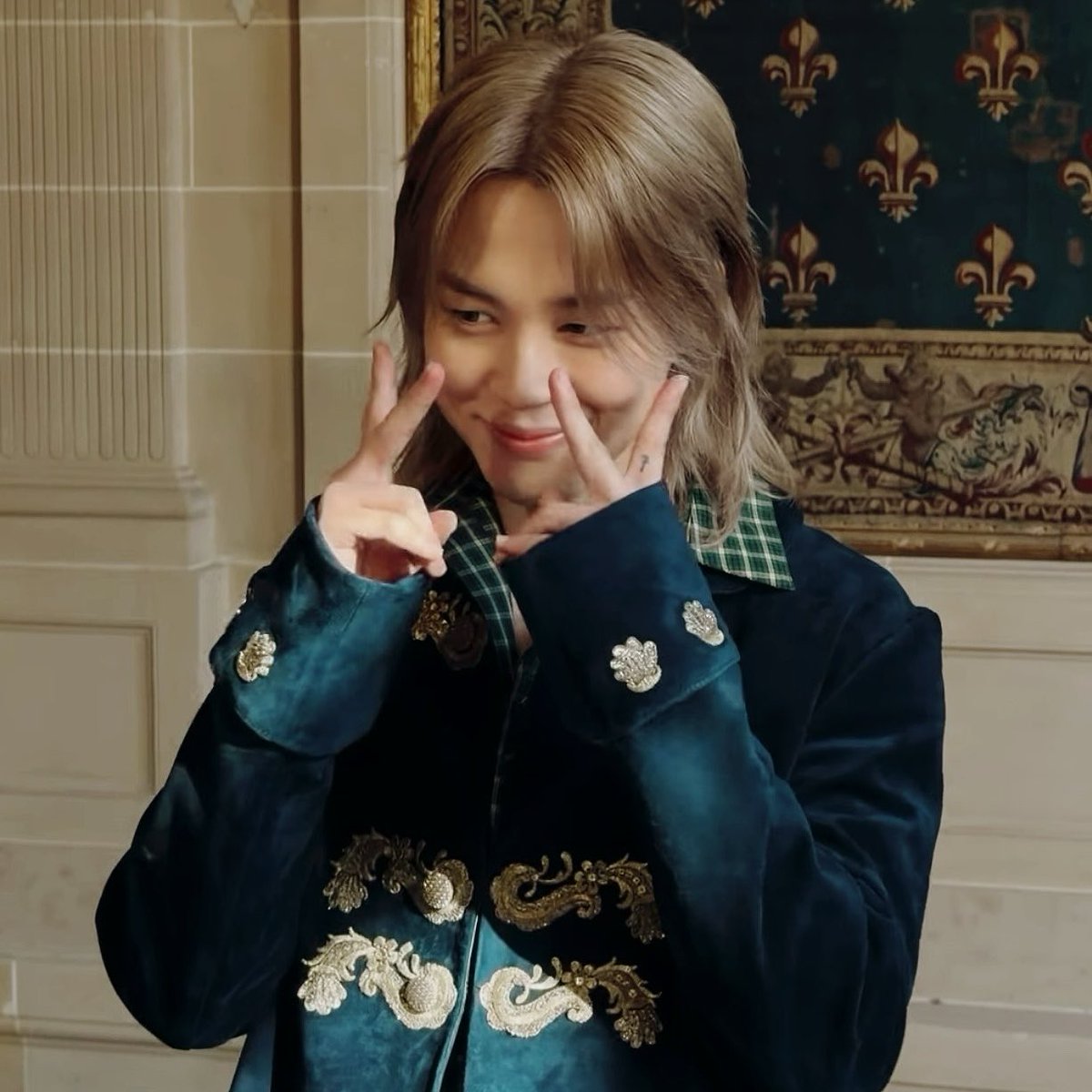 K_multistan4's tweet photo. Oi armys, algumas pessoas estão atacando o nosso jimin, fazendo montagem com a foto dele, dizendo que ele e feio etc. 
Tiraram essa informação do cu, porque o jimin é o homem perfeito, ele tem um brilho, ele é de uma elegância, simplesmente o jimin deveria ser um elogio. 
#bts https://t.co/TaGVOjRyys
