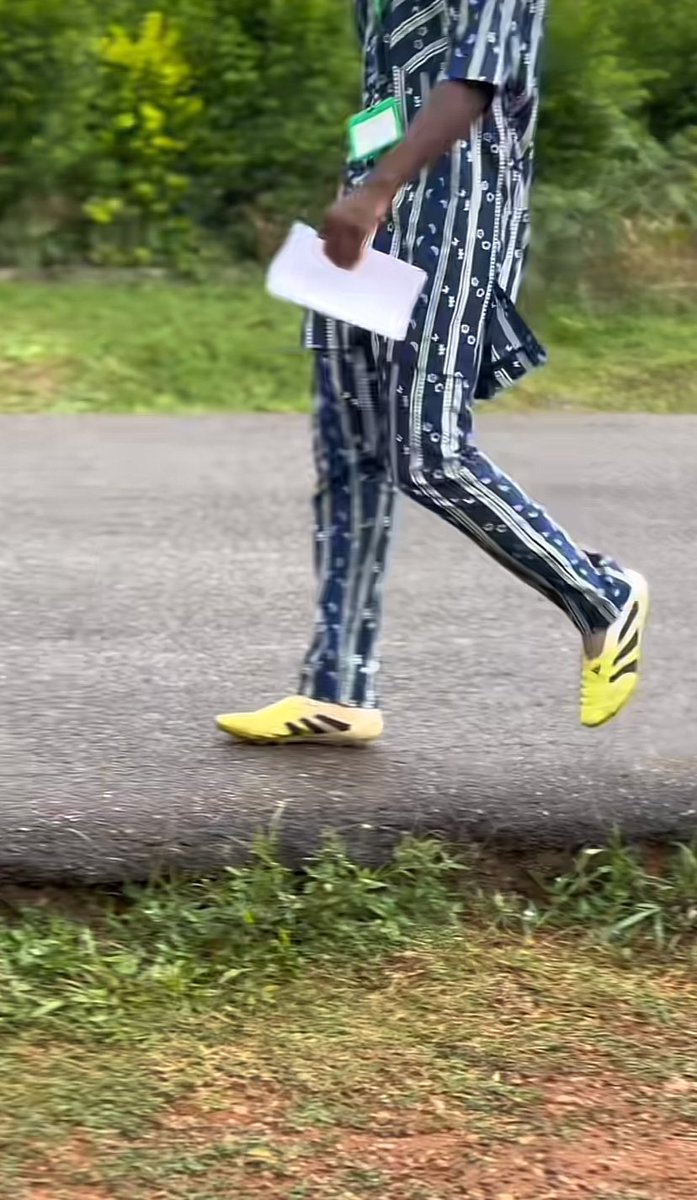leodey4uu's tweet photo. see wetin University of Ibadan lecturer wear come school 😭 https://t.co/RUD31sbve3
