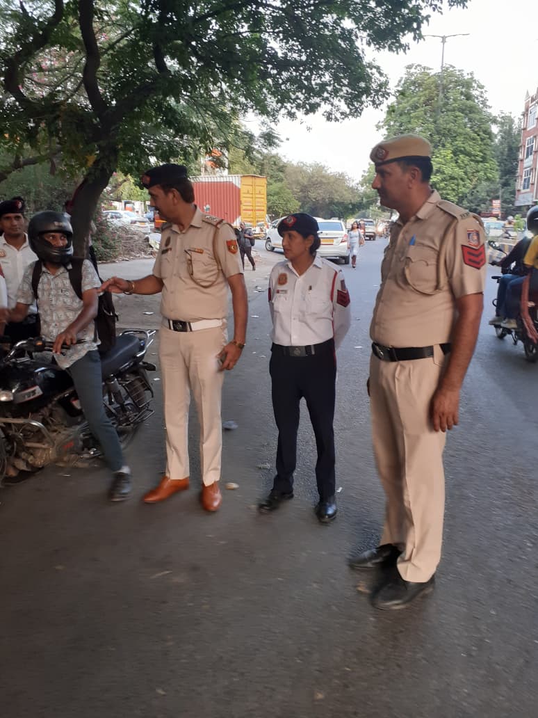riteshmathur's tweet photo. Thank you DCP Traffic Mr.Amreek singh ji &amp; TI Klayanpuri Mr.Binay Singh ji at Ruchika petrol pump for your unwavering dedication to keeping our roads safe and traffic moving smoothly every day. @LtGovDelhi @CMODelhi @hdmalhotra @dtptraffic @DCPEastDelhi https://t.co/wXCtB1OxVa