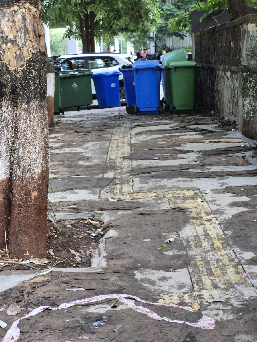 MrHarshD's tweet photo. Dear @mybmc @mybmcWardT @mybmcInfra if you see the dustbins are covering the whole footpath by a renowned society. Can we please make it free for walk?
Location : Near Kenvu (Johnson &amp; Jhonson) Property, LBS Marg, Mulund West.

@mulund_info https://t.co/PZ3LYu8XsM