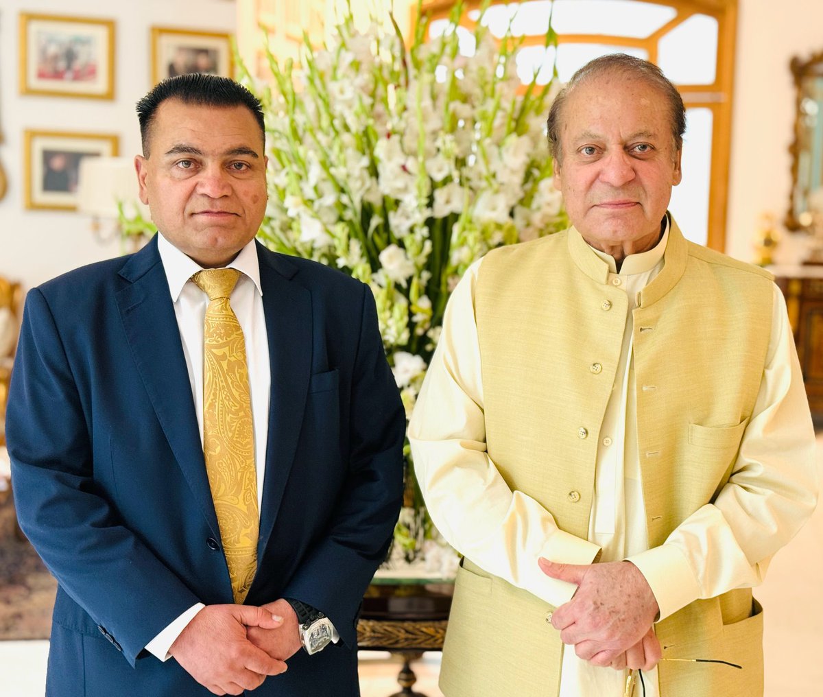 PMLNOFFICIALUK's tweet photo. آج لاہور جاتی عمرہ میں مسلم لیگ (ن) کے قائد میاں محمد نواز شریف صاحب سے بریڈفورڈ مسلم لیگ ن کے چیئرمین جناب راجہ جاوید صاحب کی ملاقات https://t.co/7DdfLm9tj0