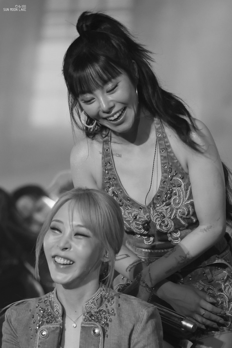 SunMoonLake_MMM's tweet photo. 260619-21 마마무 - 4WARD 월드투어 in Seoul

🍚 취사가 완료되었습니다 
디테일은요…너무 부끄러운데요 🫣
#마마무 #솔라 #문별 #휘인 #화사 #MAMAMOO #SOLAR #MOONBYUL #WHEEIN #HWASA https://t.co/sli6o4DEeu